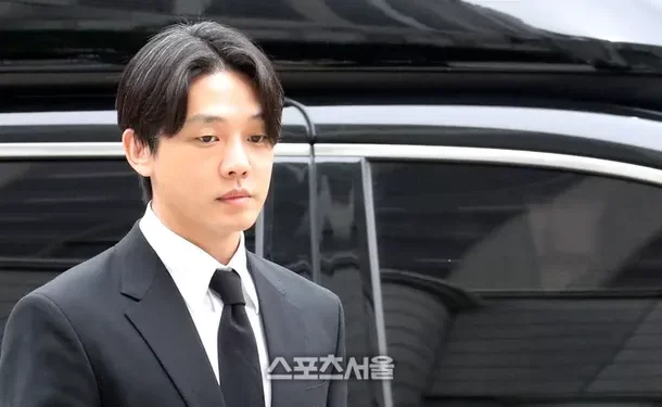 Agência nega rumores de Yoo Ah indo ao famoso clube Gangnam durante período de autorreflexão