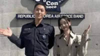 Lee Do-hyun surpreende os internautas com sua performance apaixonada com uma banda militar recentemente