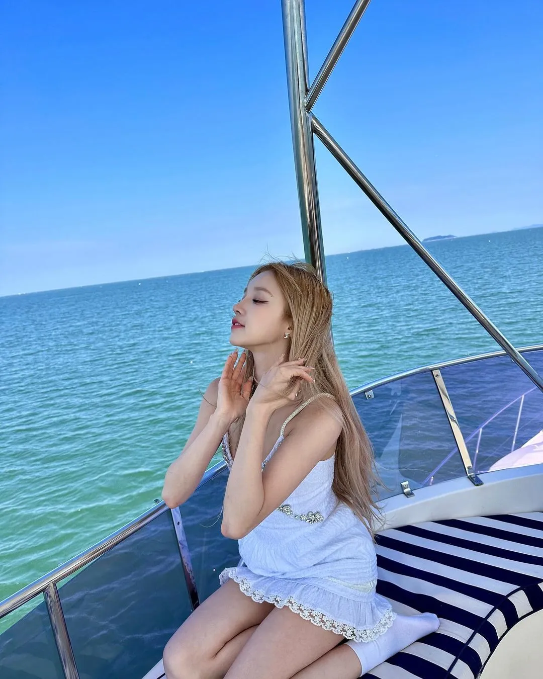 (G)I-DLE Yuqi Fashion: gli outfit monocromatici di Idol che possono farti dire "Lo voglio"