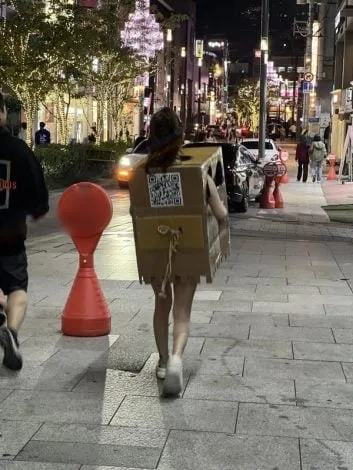 Un mannequin adulte erre dans les rues