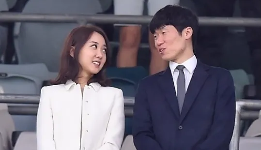 Le footballeur légendaire Park Ji-sung et sa femme font sourire les fans avec la photo du bébé de leur fille