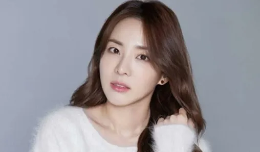 Sandara Park révèle que les jours 2NE1 lui ont valu des revenus plus élevés que sa carrière solo