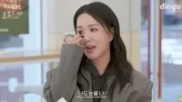 Uhm Jung-hwa weint, als sie Mitleid mit einem Mädchen hat, das sich ebenfalls einer Schilddrüsenkrebsoperation unterzogen hat