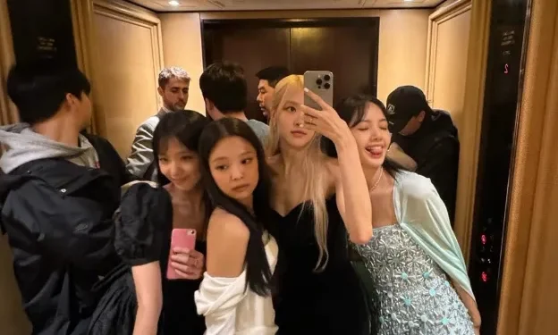 BLACKPINK svela una foto di gruppo ravvicinata durante le discussioni sul rinnovo del contratto