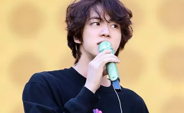 Se revelan cortes del ensayo del concierto de BTS Jin en Busan: “Aspecto brillante + aura única”