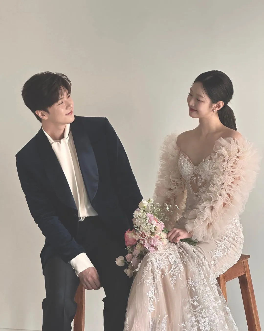 Ex-MBLAQ Thunder e Mimi compartilham sessão de fotos de casamento – Irmãs de ídolos masculinos chamam atenção por imagens juvenis