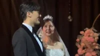 Haein 在婚禮上與 Laboum 成員一起在舞台上跳舞