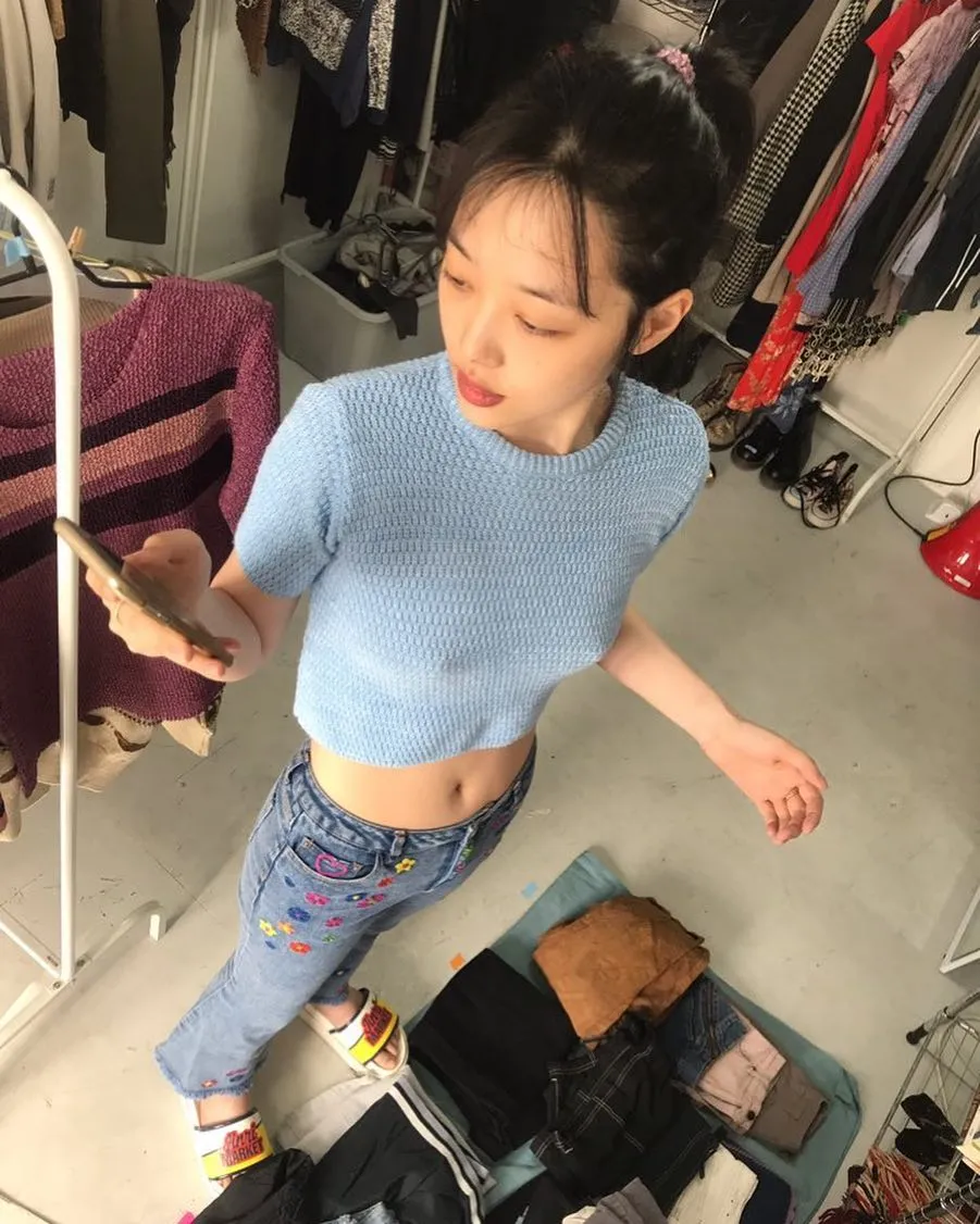 Como o padrão de roupa do K-pop muda: 'No Bra' de Sulli versus 'Underboob' de Jennie
