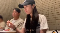 Jiyeon mostra “queixo duplo” após refeição de 170 dólares com Hwang Jae-gyun 