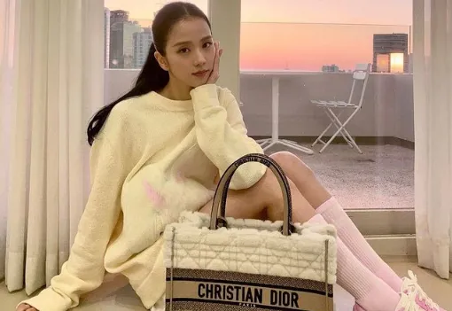 BLACKPINK Jisoo sfoggia il look da fidanzata invernale con un tocco rosa in un outfit completamente bianco