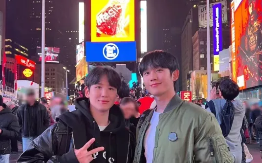 Jung Hae-in und sein jüngerer Bruder prahlen in New York mit hübschen Bildern und einem ähnlichen Lächeln