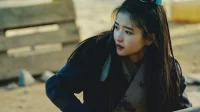 Kim Tae-ri mais intenso em “Alienoid: Parte 2”, olhar intenso em cortes parados