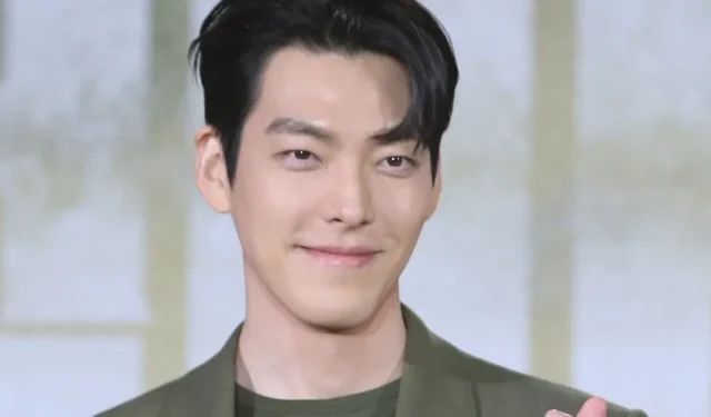 Kim Woo-bin dá 120 jaquetas acolchoadas para funcionários do cinema como presente no inverno frio