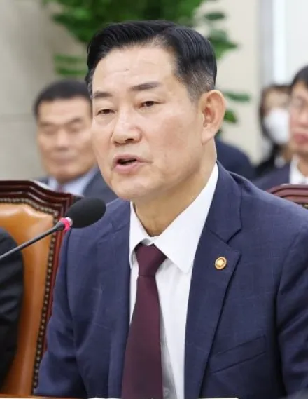 Il ministro Shin Won-sik