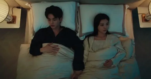 Química de Kim Yoo Jung e Song Kang e primeira “cena de cama” em “My Demon” criam buzz