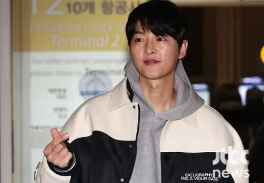 Song Joong-ki elogiata per aver mostrato un simpatico servizio di fan a un giovane fan nonostante il programma la mattina presto