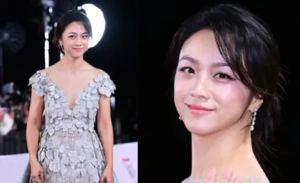 Tang Wei exibe beleza elegante no tapete vermelho do Blue Dragon Film Festival