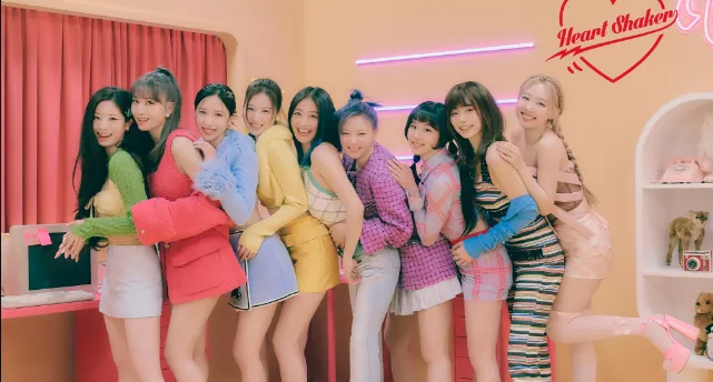 TWICE trasforma “Heart Shaker” in un canto natalizio per il progetto natalizio di Amazon Music