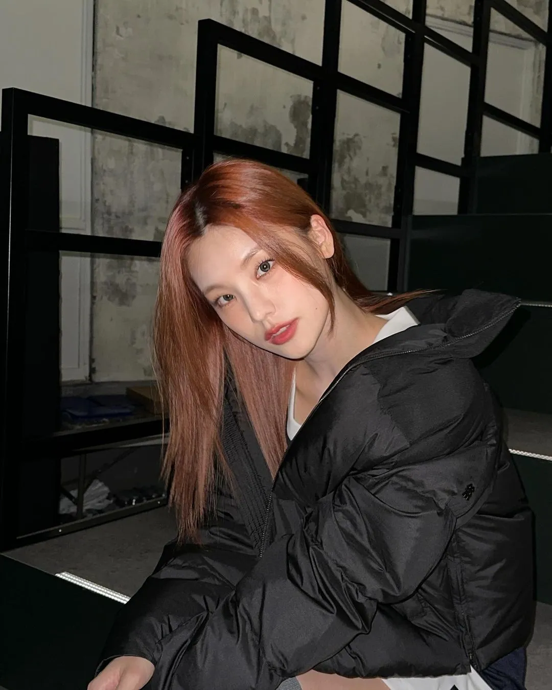 Qual ídolo arrasa melhor no cabelo laranja? ITZY Yeji, LE SSERAFIM Yunjin, aespa Winter, mais!