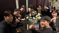 EXO revela foto do grupo com elegância semelhante a um álbum de inverno
