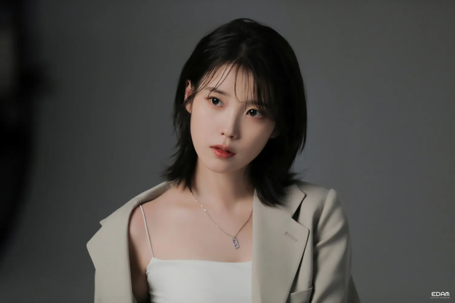 根據 Uaenas 的說法，IU 之所以受歡迎，是因為這些原因：“這是因為她…”