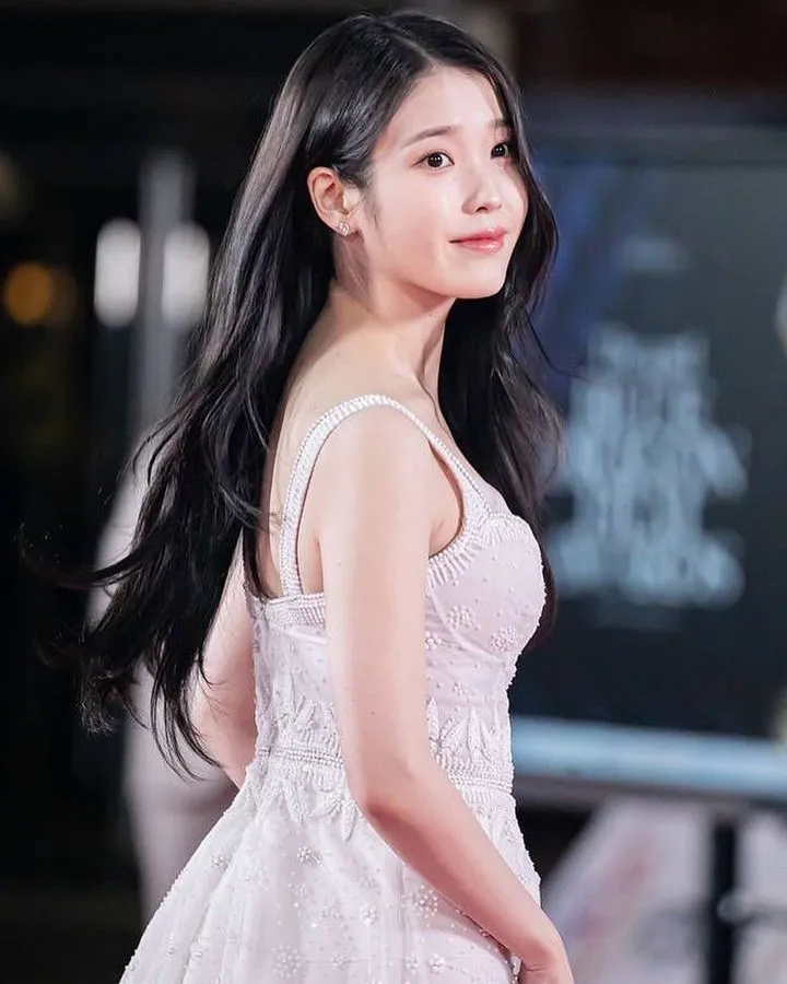 IU, em um vestido branco puro... Troféu do Prêmio de Popularidade do Blue Dragon Film Awards