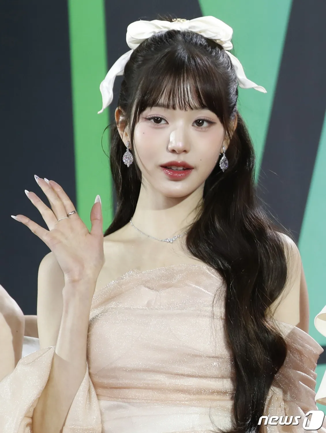 IVE Jang Wonyoung & 'Friends': Idol levanta las cejas por 'vestirse demasiado' en MMA 2023