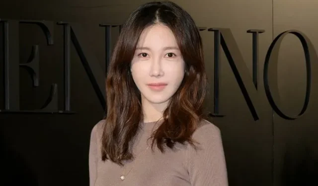 Lee Ji-ah foi vista em um encontro com Kim Go-eun, mais deslumbrante do que nunca