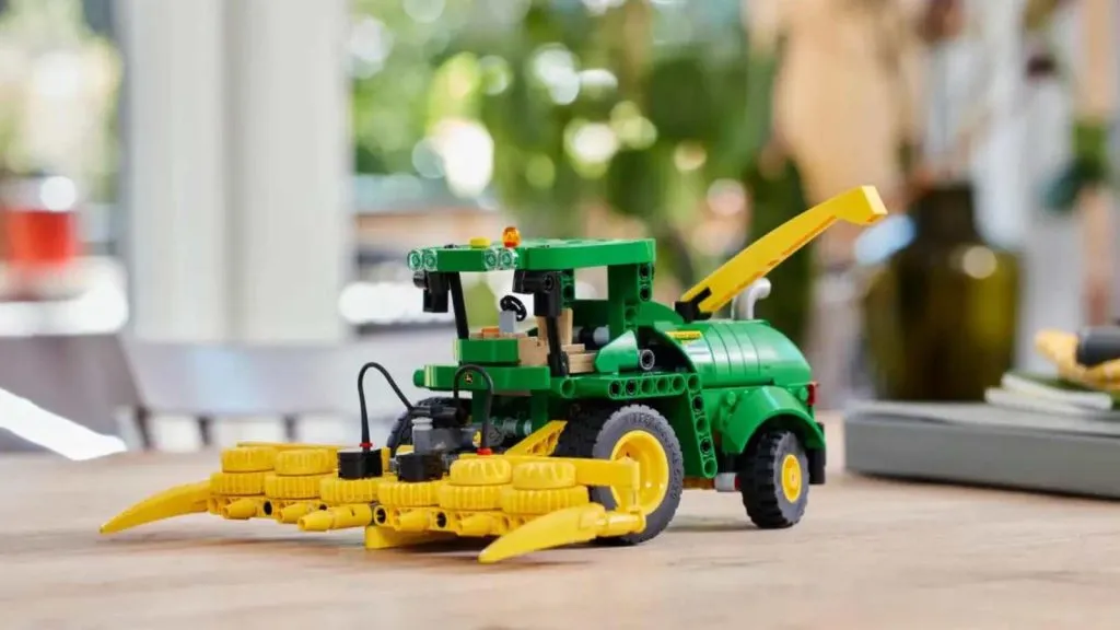 La cosechadora de forraje LEGO Technic John Deere 9700 en exhibición