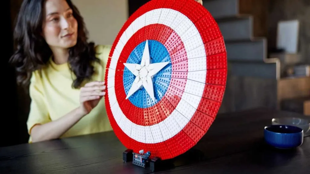 Un adulte admirant son ensemble LEGO Marvel Captain America's Shield