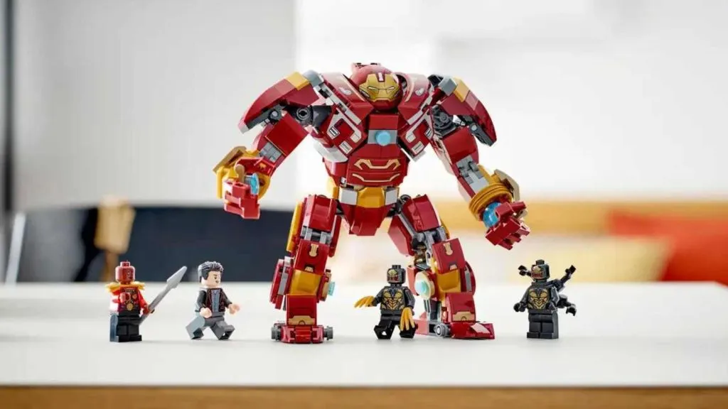 レゴ マーベル ハルクバスター: ワカンダの戦いは、セットに含まれるミニフィギュアとともに展示されています。