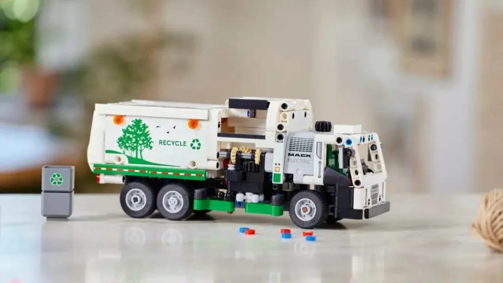 O caminhão de lixo elétrico Mack LR reinventado pela LEGO em exibição.