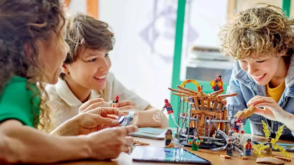 Tres niños jugando con el set LEGO Marvel Spider-Man Final Battle