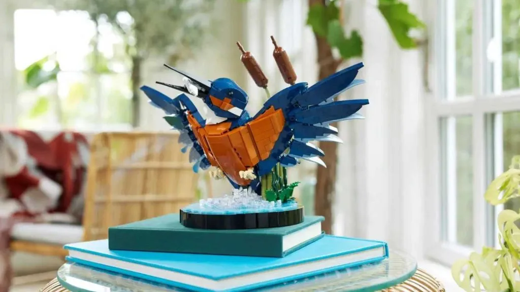 Oiseau martin-pêcheur d'icônes LEGO exposé.