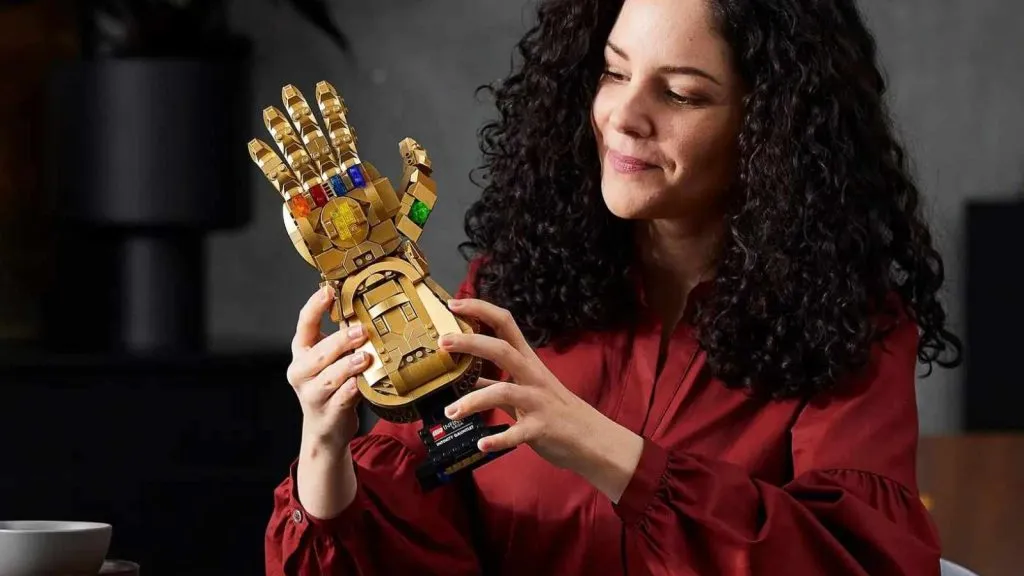 Un adulte admirant son LEGO Marvel Infinity Gauntlet