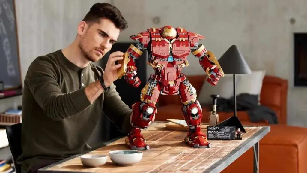 Um adulto com seu conjunto LEGO Marvel Hulkbuster