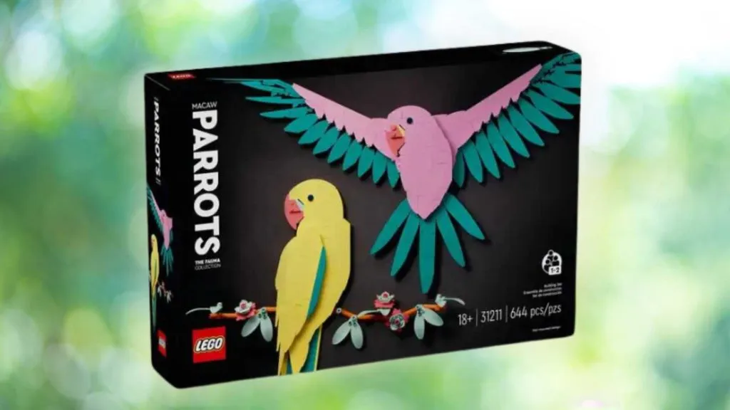 Les perroquets LEGO Art Macaw sur fond naturel.