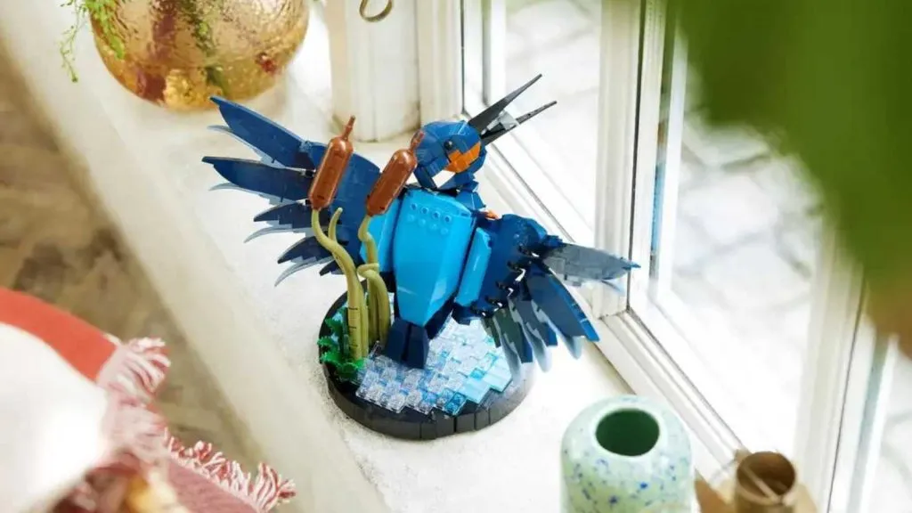 LEGO Icons Kingfisher Bird em exibição.