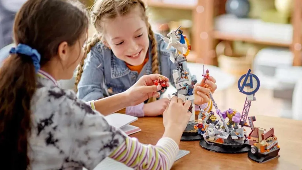 Dos niños jugando con el kit LEGO Marvel Endgame Final Battle