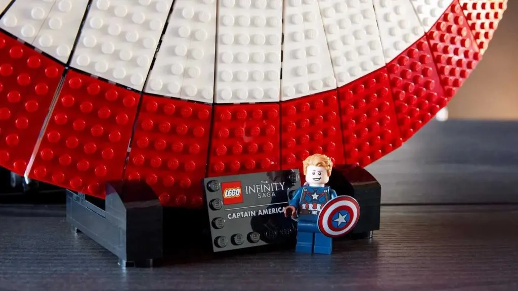 Die Captain America-Minifigur, die im LEGO Marvel Captain America's Shield-Set enthalten ist.