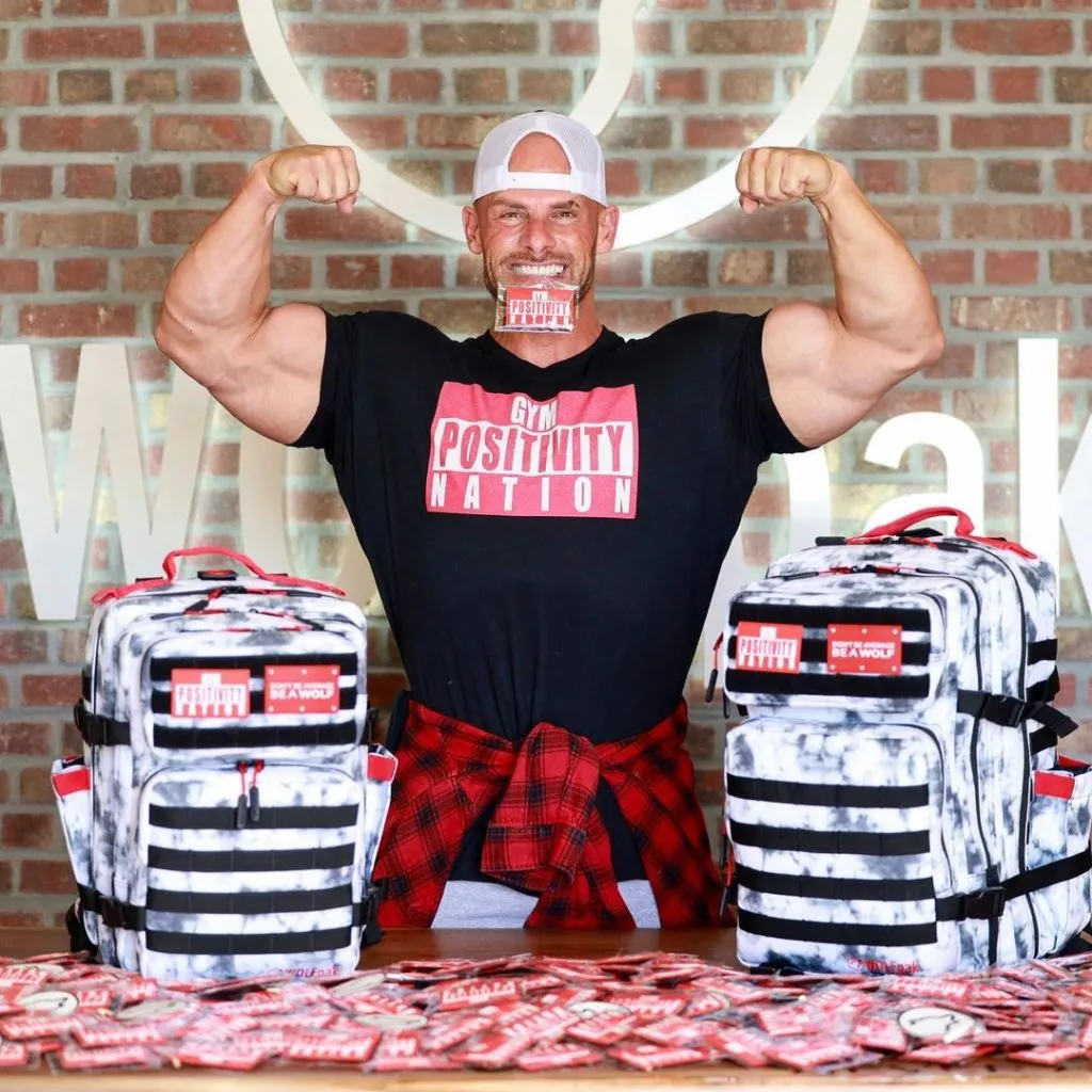 Joey Swoll lässt sich bei der Werbung für seine Waren flexibel verhalten.