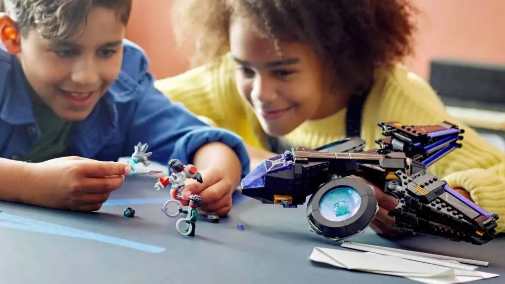 Deux enfants jouant avec le Sunbird de Shuri LEGO Marvel