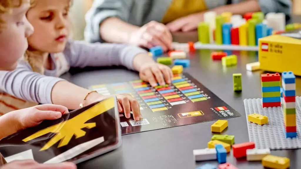 Bambini che giocano con i mattoncini LEGO Braille