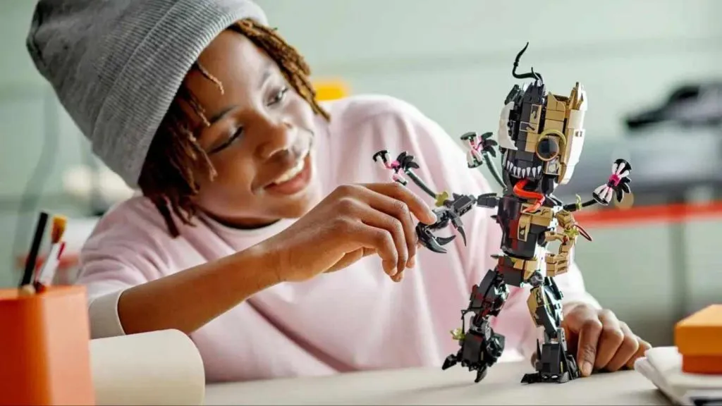 Un enfant jouant avec son ensemble LEGO Marvel Venomized Groot