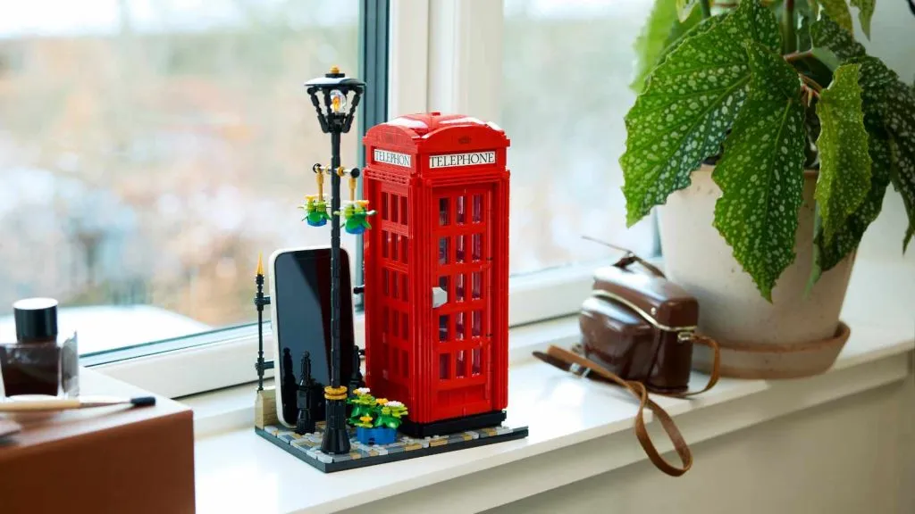 A caixa telefônica LEGO Ideas Red London apresenta um suporte para seu smartphone