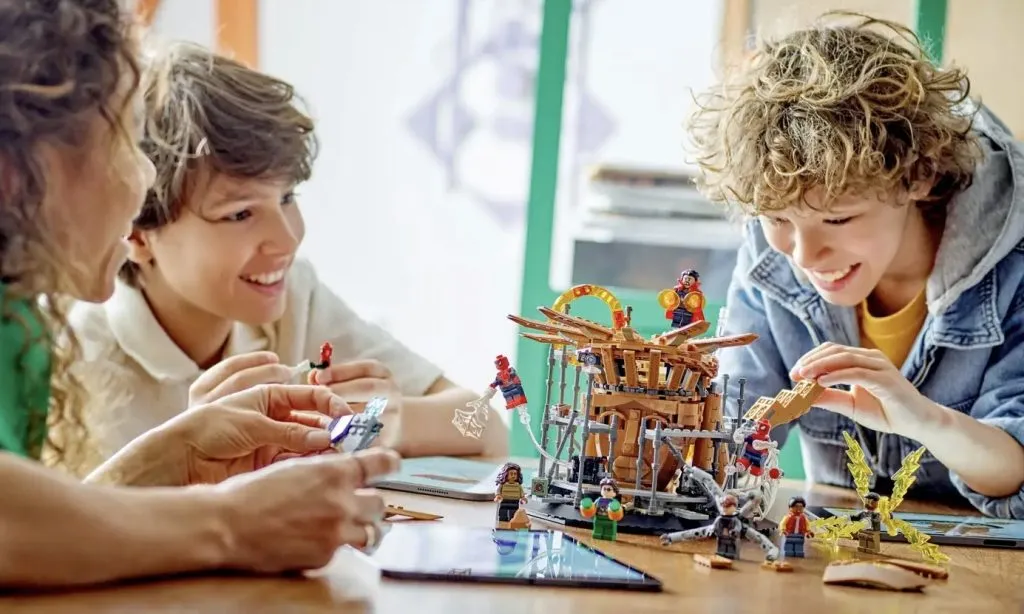 Enfants jouant avec le kit LEGO Marvel Spider-Man Final Battle