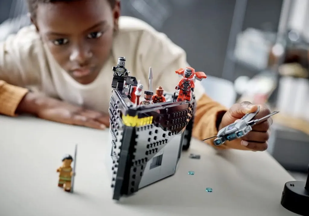 Un bambino che gioca con il set LEGO Marvel Black Panther: Guerra sull'acqua.