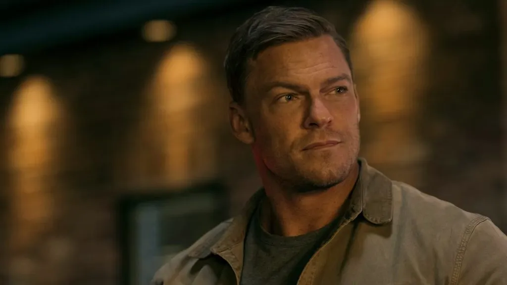 Reacher 시즌 2의 Alan Ritchson이 잭 리처 역을 맡았습니다.