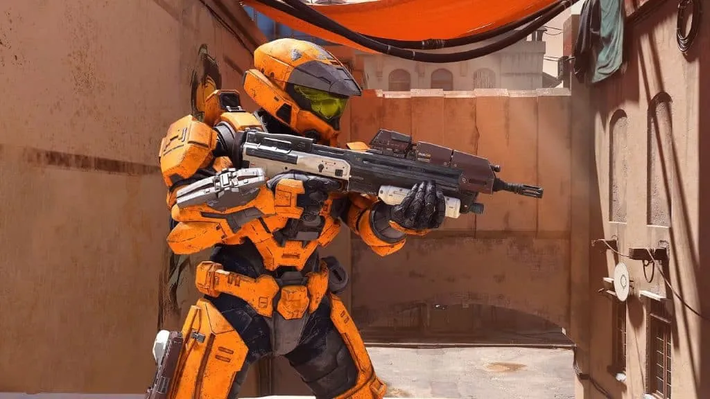주황색 스파르탄을 보여주는 Halo Infinite 멀티플레이어 스크린샷