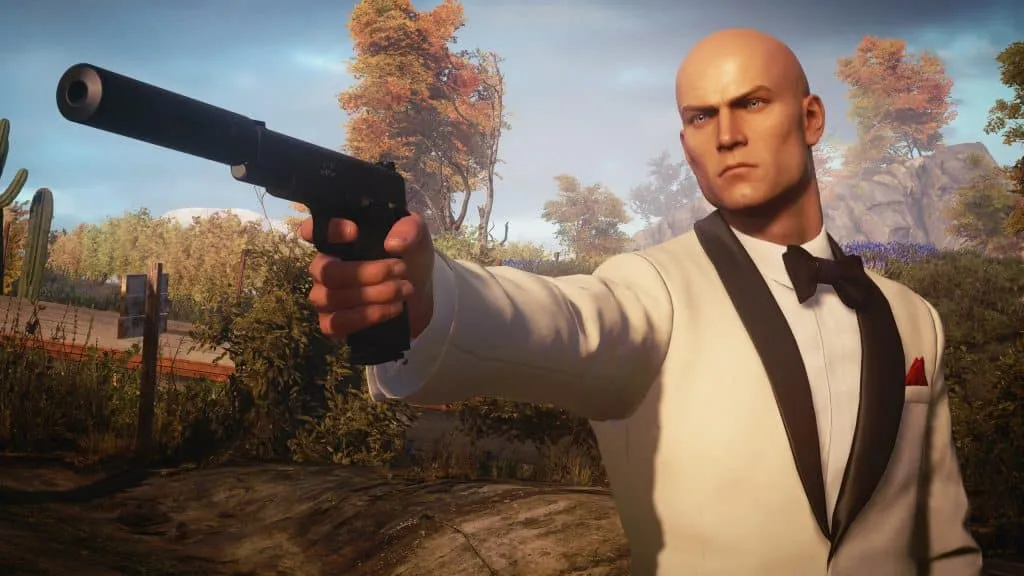Hitman 3-Screenshot, der Agent 47 mit gezogener Waffe zeigt